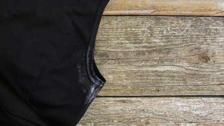 trace blanche laissé par un déodorant sur tissu noir